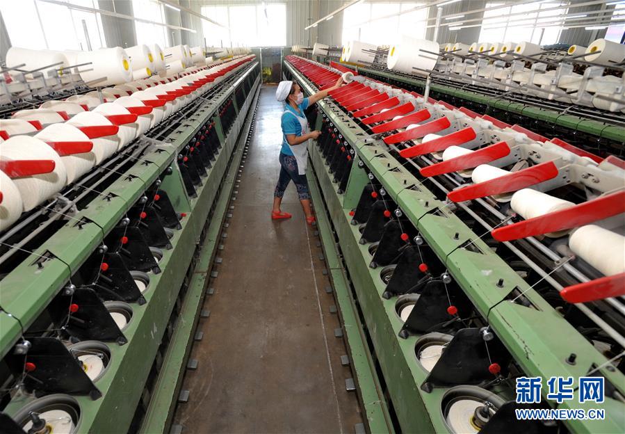 5月7日,工人在肃宁县一家纺织企业生产车间工作.