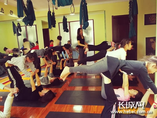 石家庄市谈固小学学生体验亲子瑜伽