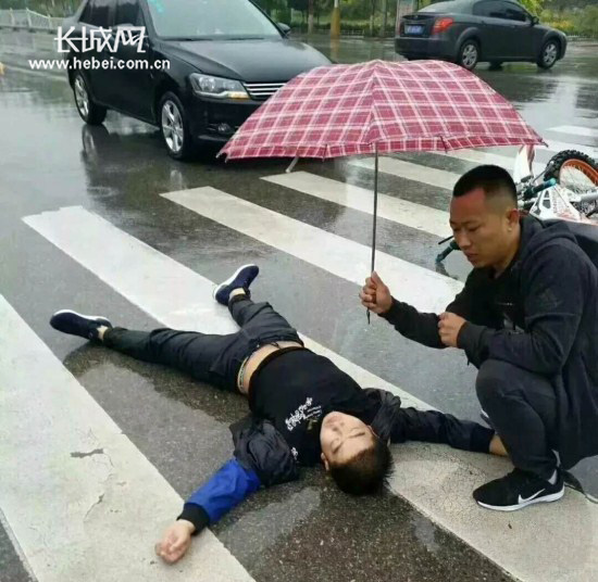 阜城男孩雨中遇车祸 "撑伞哥"挡雨等来120