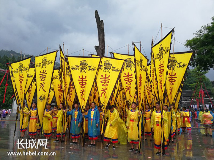 媒体的记者来到了重庆彭水自治县蚩尤九黎城,观看了苗祖蚩尤祭祀大典
