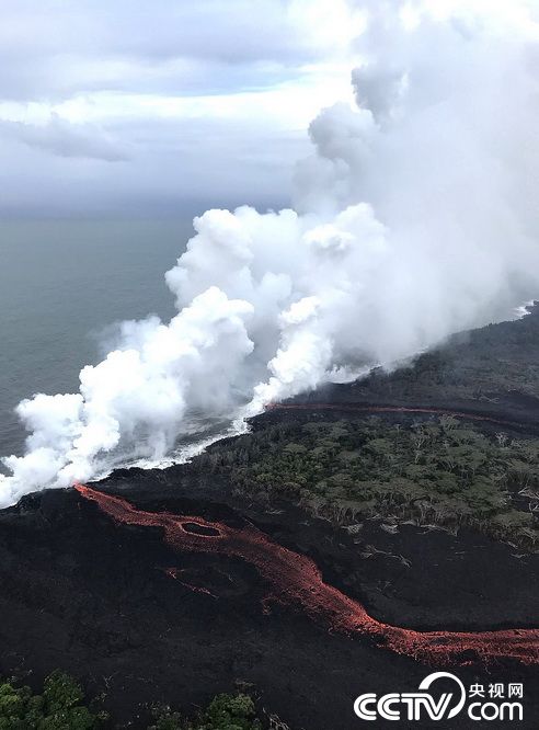 夏威夷火山喷发持续 熔岩流动似火河