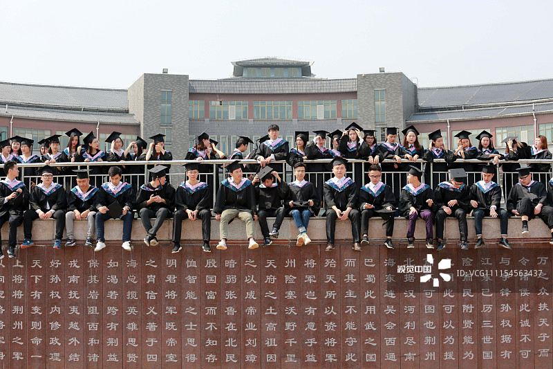 大学生拍毕业照摆POSS 扔帽子成经典动作
