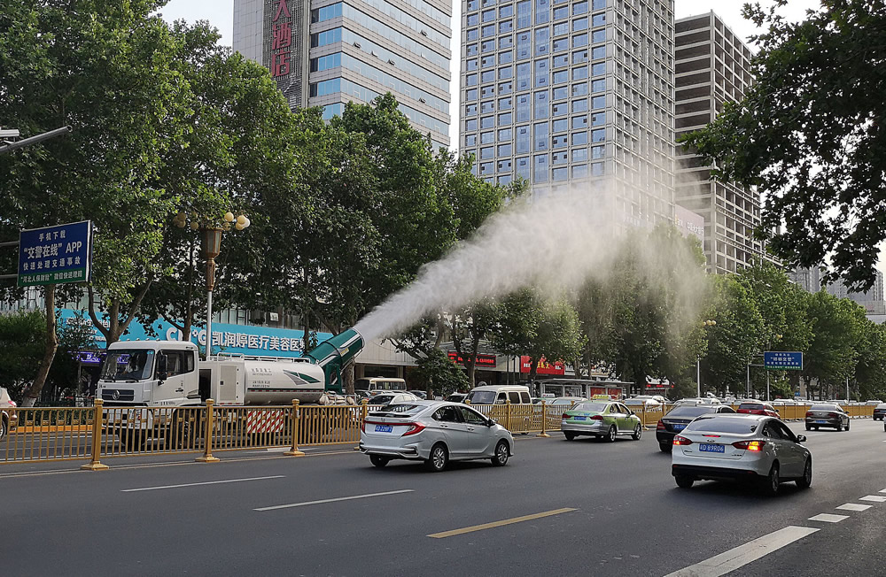 邯郸:降温神器"雾炮车"现身街头