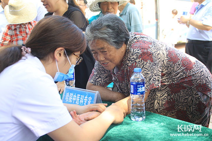 大型义诊车开进阜城县阎庄村百余名村民受益