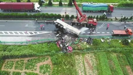 京港澳高速车祸:涉事大巴曾因“疲劳驾驶”两次