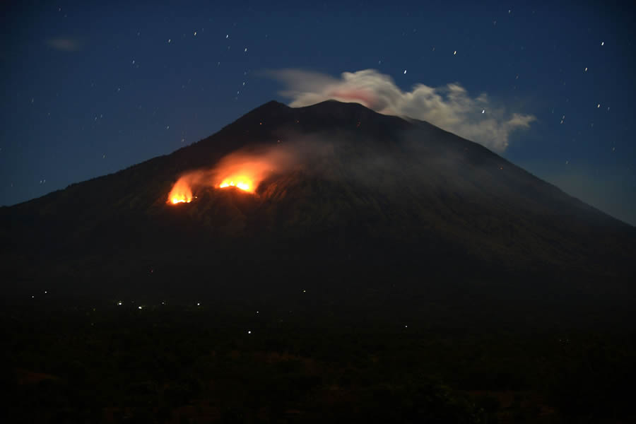 印尼巴厘岛阿贡火山剧烈喷发 岩浆流淌