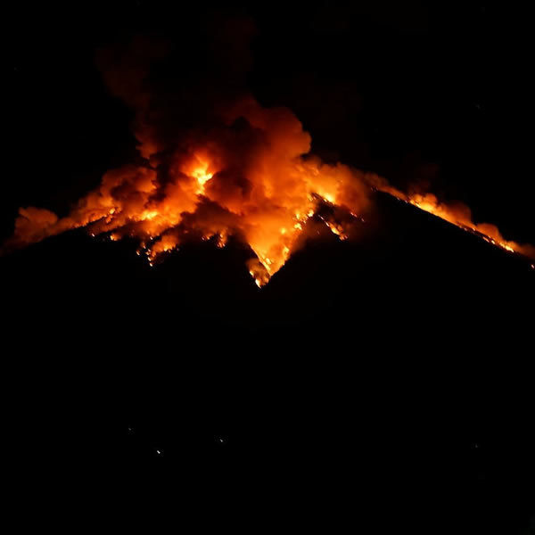 印尼巴厘岛阿贡火山剧烈喷发 岩浆流淌