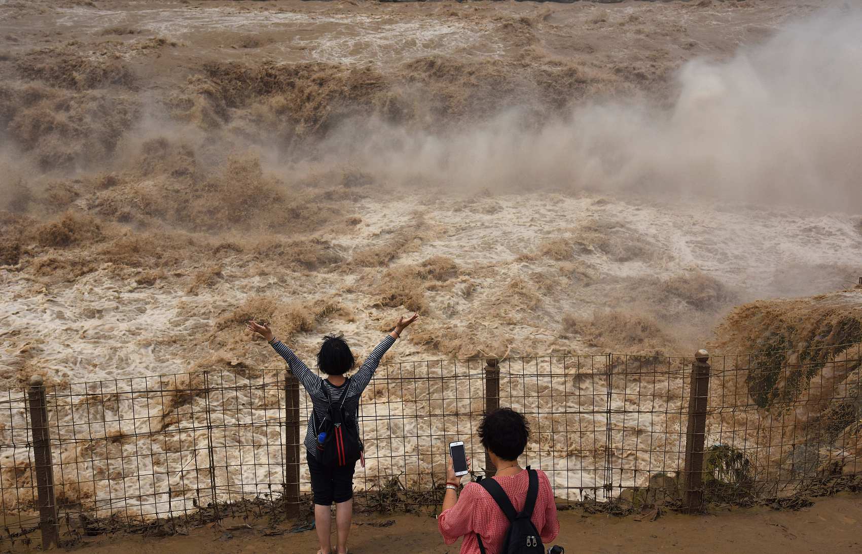 黄河壶口瀑布流量增大 吸引众多游客