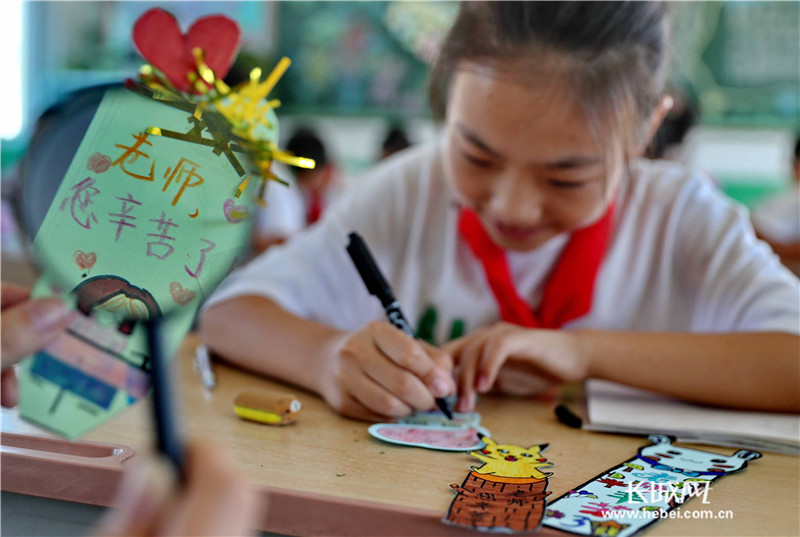 学生们亲手绘制了教师节书签,节日贺卡,由此表达对老师的感谢和祝福.