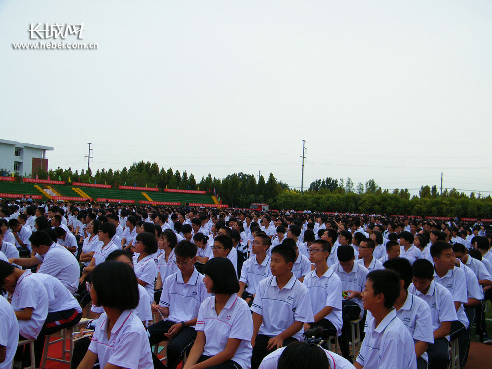 安平中学全体师生一同感受中国传统文化.