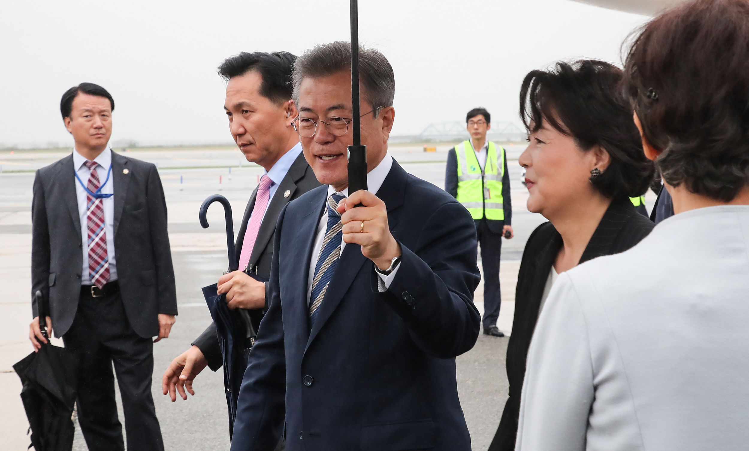 韩国总统文在寅冒雨抵达纽约 将出席联合国大会