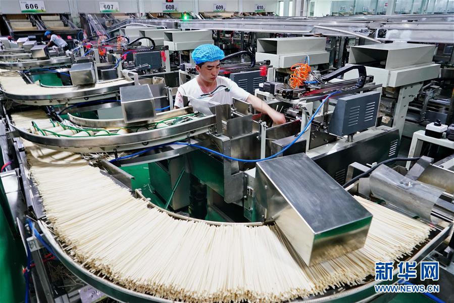 9月27日,工人在南和县河郭乡一家食品加工企业生产车间工作.