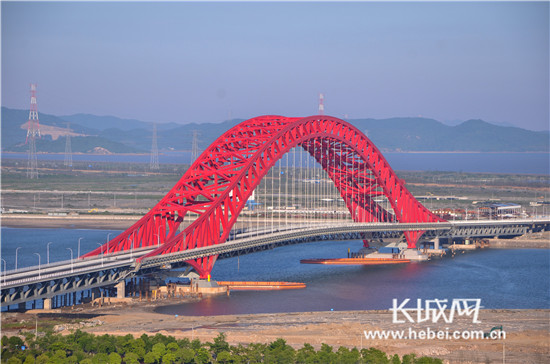 世界最大跨海钢桁拱桥梅山春晓大桥.徐玉涛摄