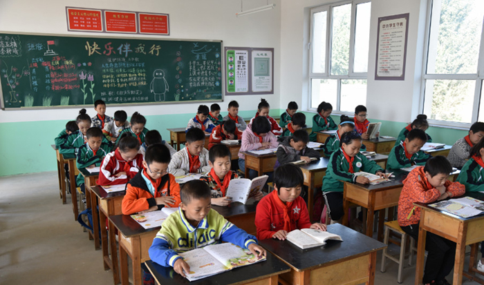 李张蒙小学的学生正在上课. 图片来源:定州发布
