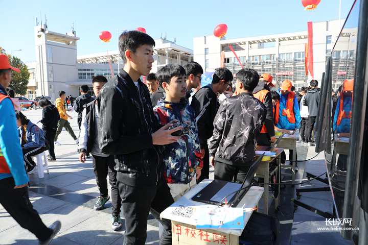 河北科技大学学生体验无人机飞行模拟.