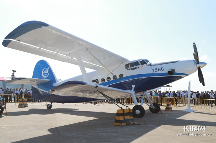 通飞华北公司推出y5b涡桨飞机y5bg参加珠海航展