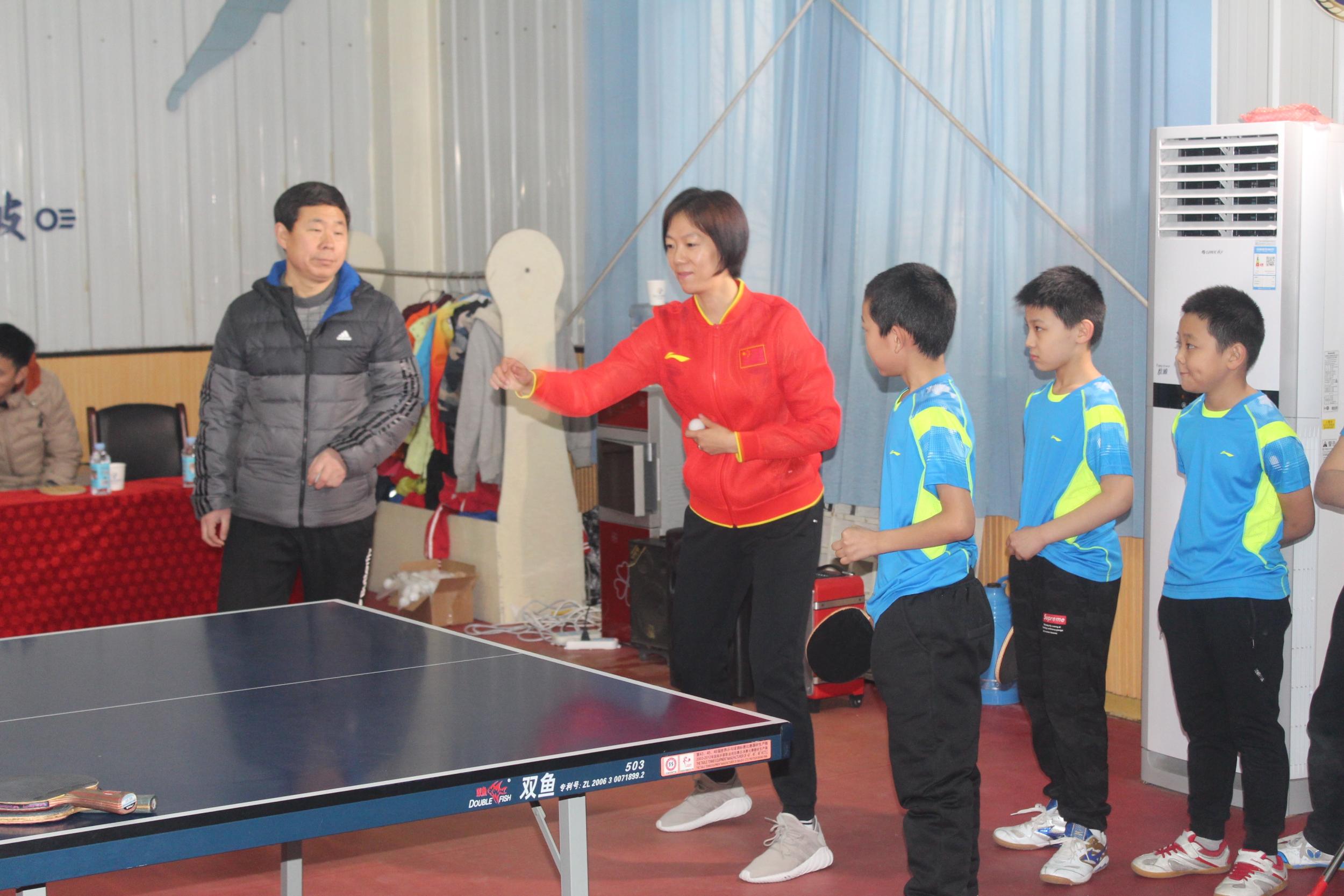 世界冠军牛剑锋到西兆通小学指导学生乒乓球训