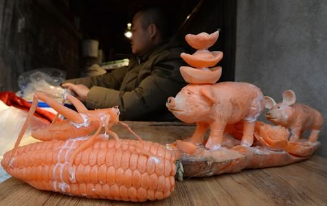 邯郸卖菜大叔用胡萝卜雕刻“招财猪”迎猪年