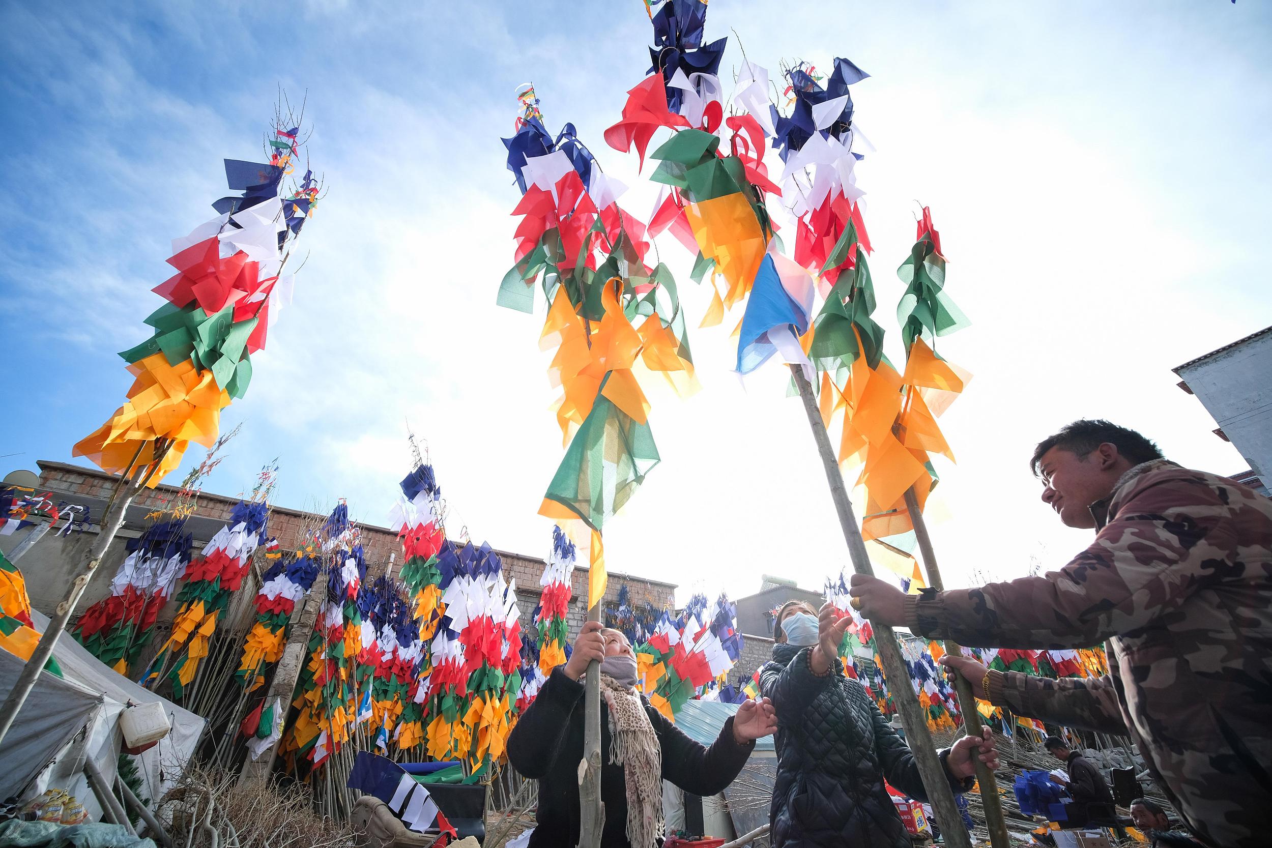 拉萨：藏族民众缝制五彩经幡树 迎接藏历新年-新闻频道-长城网
