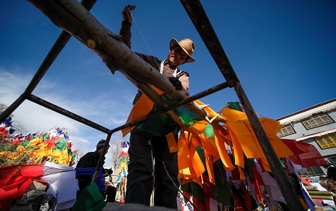 拉萨：藏族民众缝制五彩经幡树 迎接藏历新年