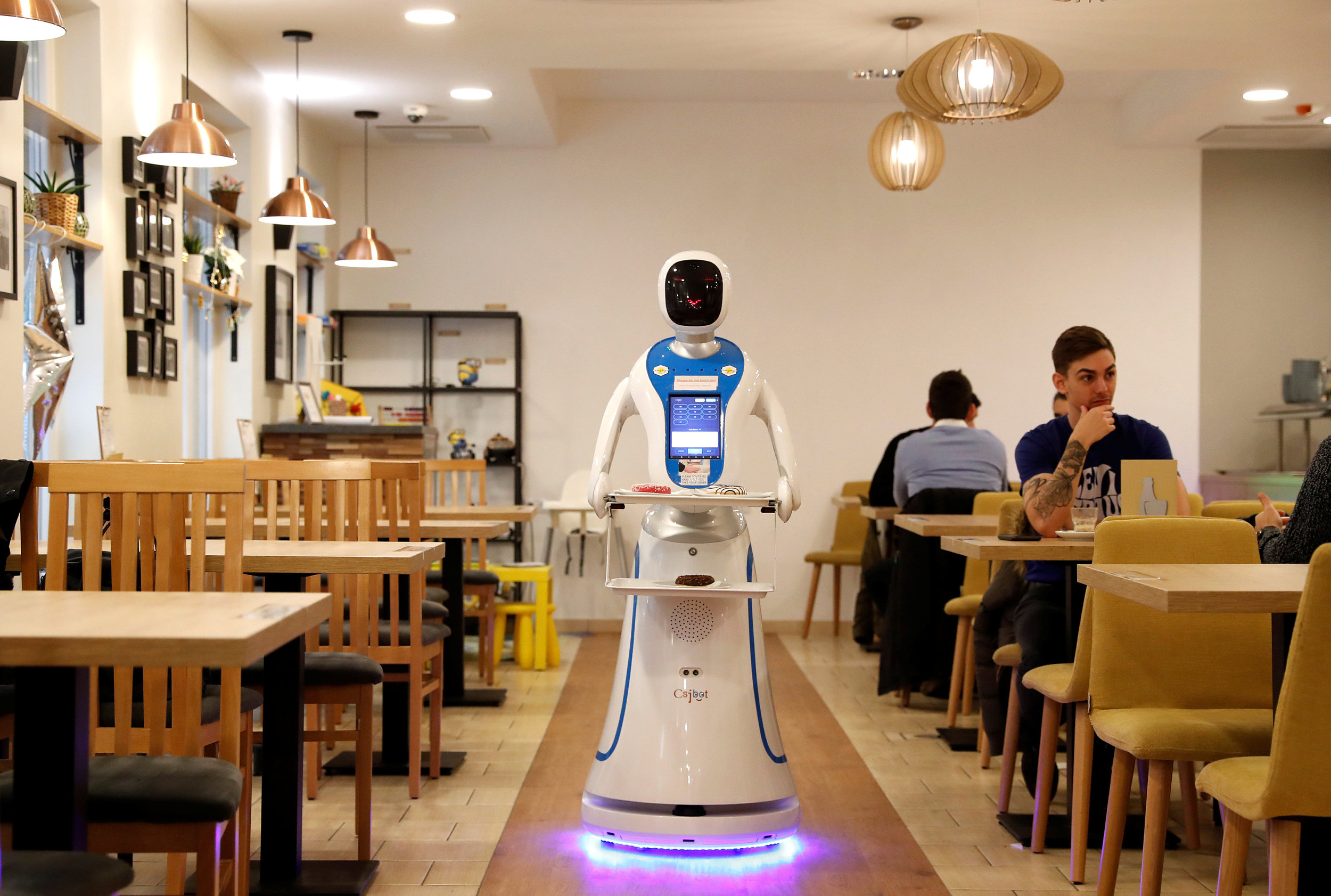 匈牙利:机器人服务员亮相咖啡馆 儿童好奇围观