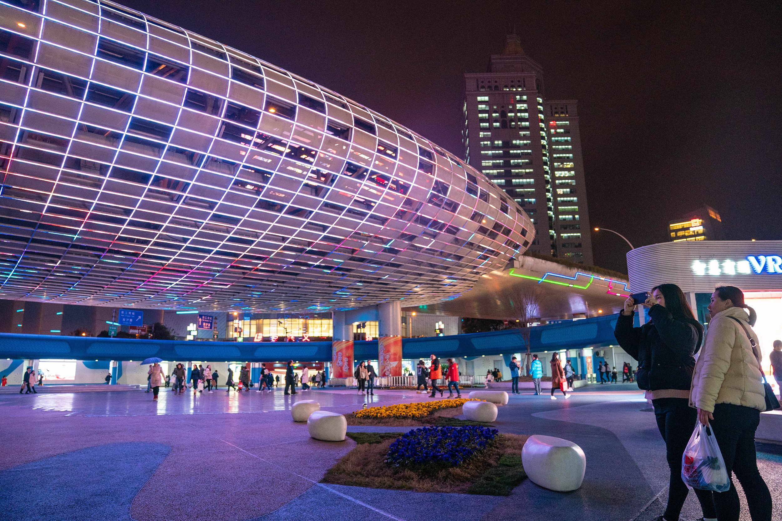 上海:五角场“彩蛋”亮灯 流光溢彩