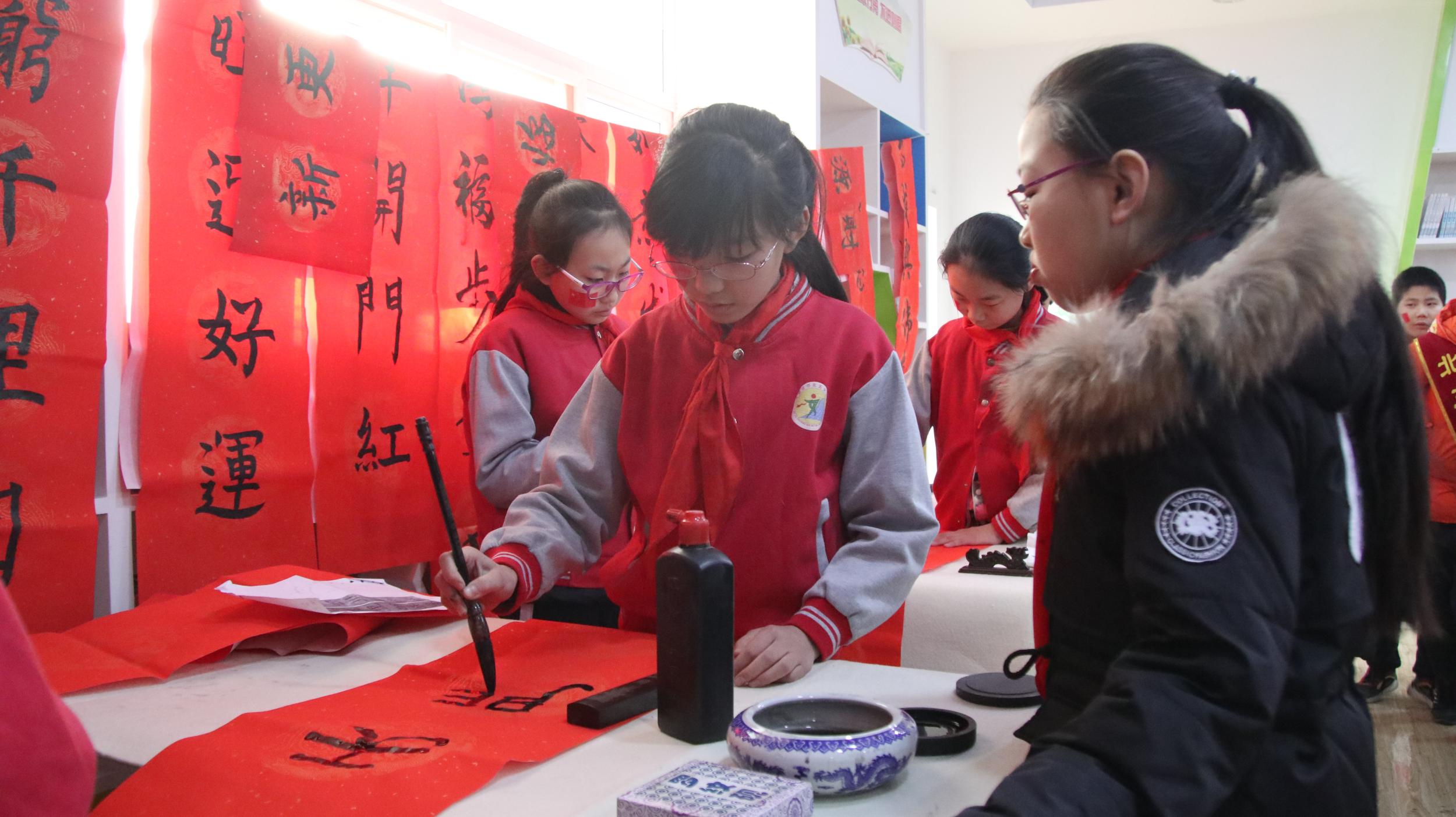 石家庄北五女小学举行老少同乐写春联活动