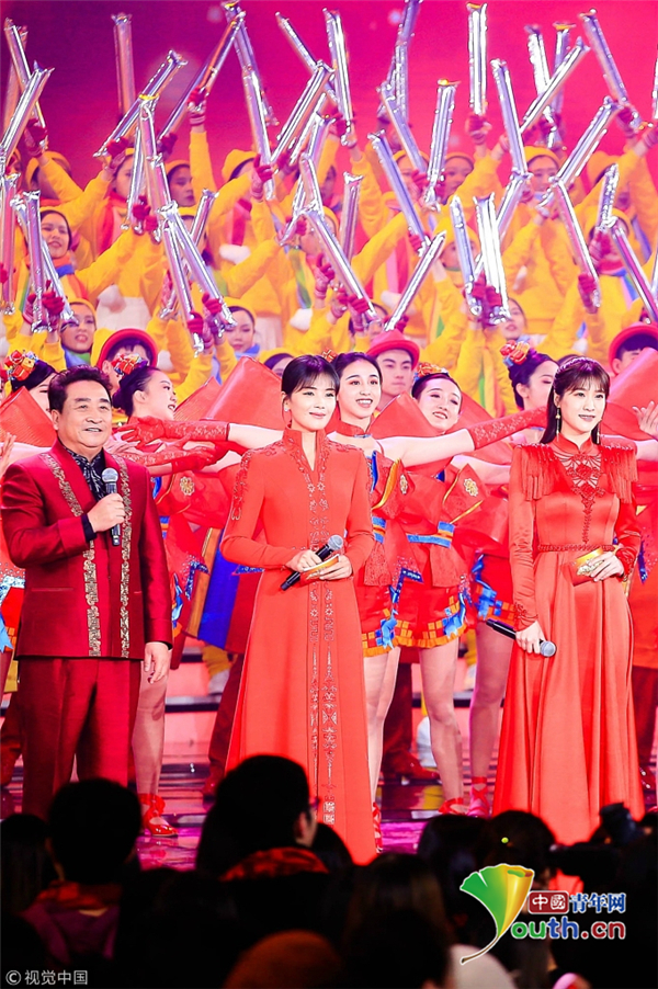 刘涛担纲北京卫视春晚主持 中国红长裙优雅端