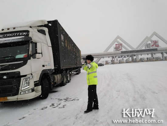 高速交警正在指挥车辆通行。于世强图