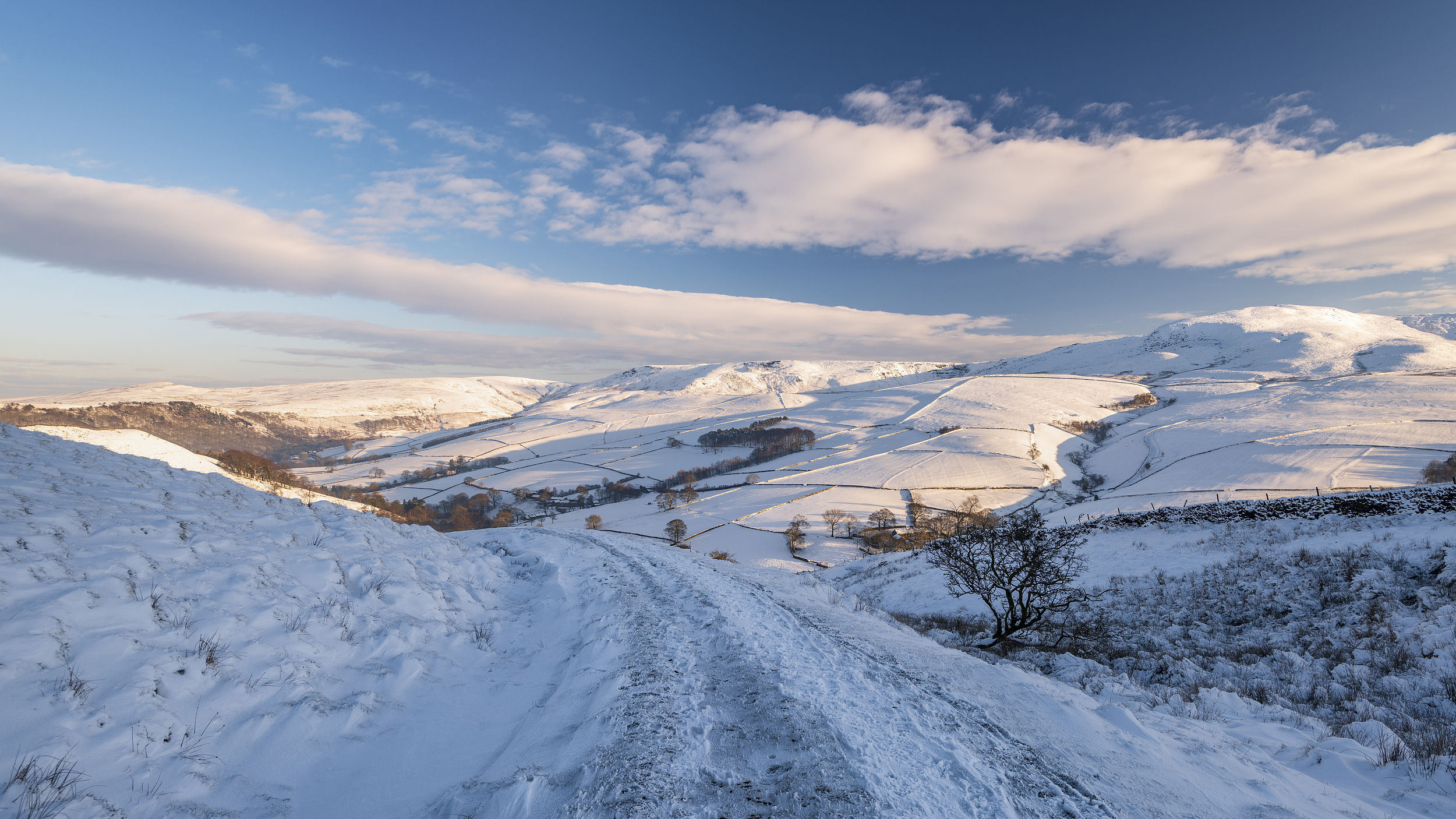 探访冬季日出时分的英国峰区 壮美景象宛若奇