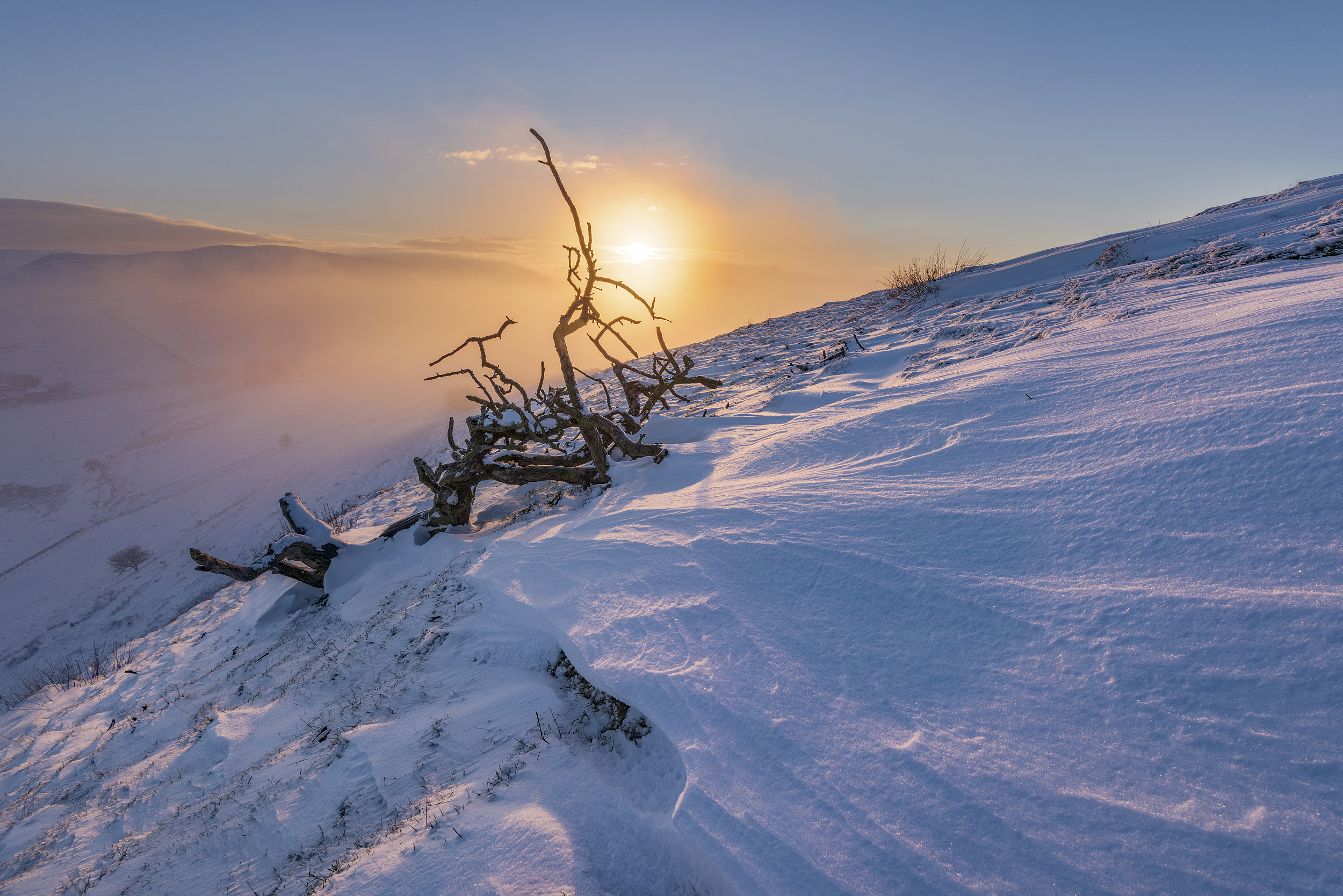 探访冬季日出时分的英国峰区 壮美景象宛若奇