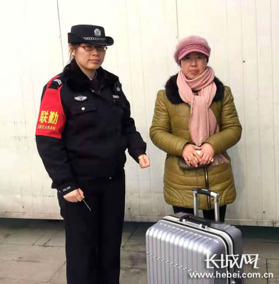 石家庄北站铁警帮助马女士找到行李箱。刘旭图