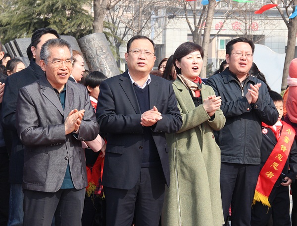 石家庄桥西区举行"鲜花送雷锋"暨学雷锋志愿服务活动