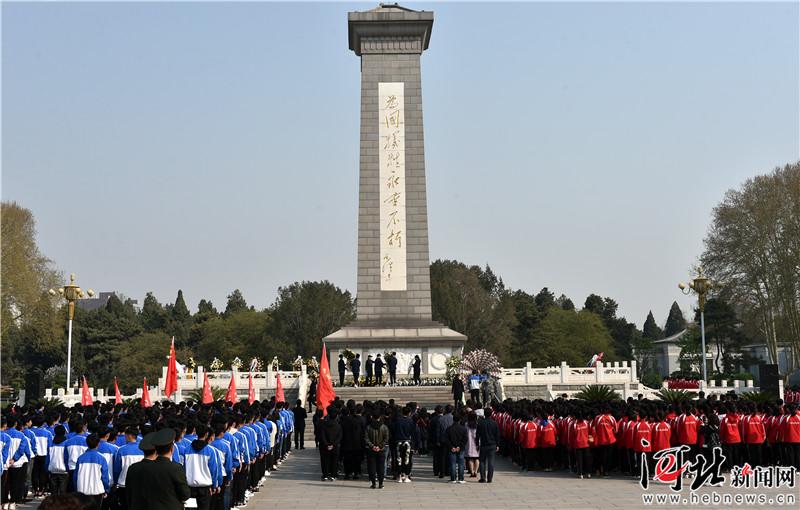 4月3日,石家庄各界群众在华北军区烈士陵园公祭革命先烈.