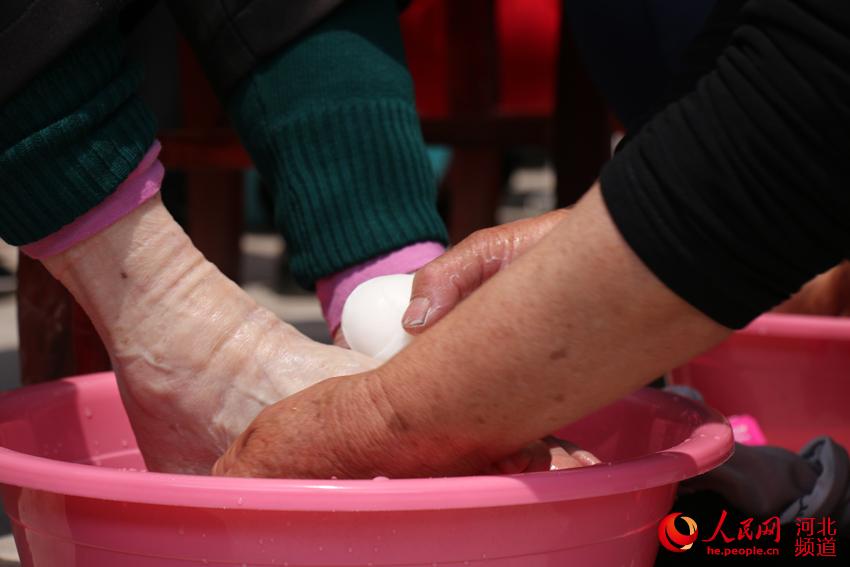 300名村民集体为父母洗脚，这样的“仪式感”可以多一些 图4