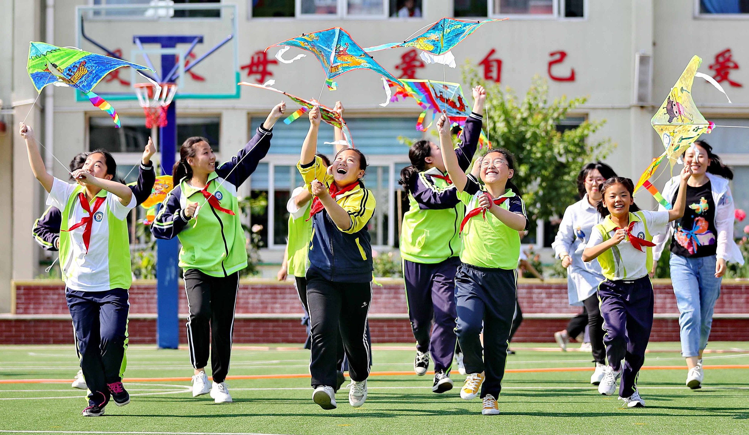 河北秦皇岛： 学生居民彩绘风筝迎端午