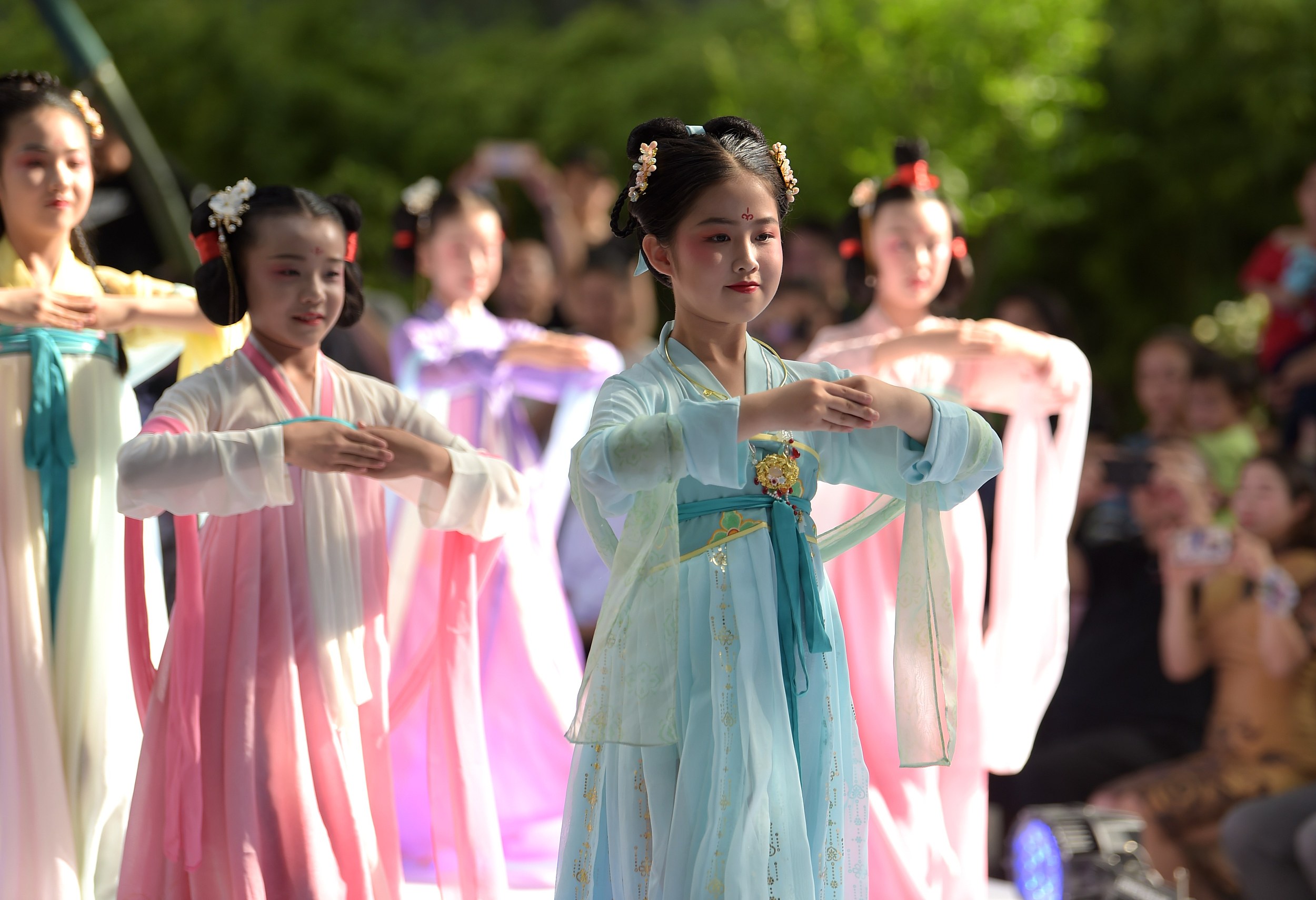 儿童汉服女幼儿园春夏演出中国风男童古装国学服女童小学生表演服-阿里巴巴