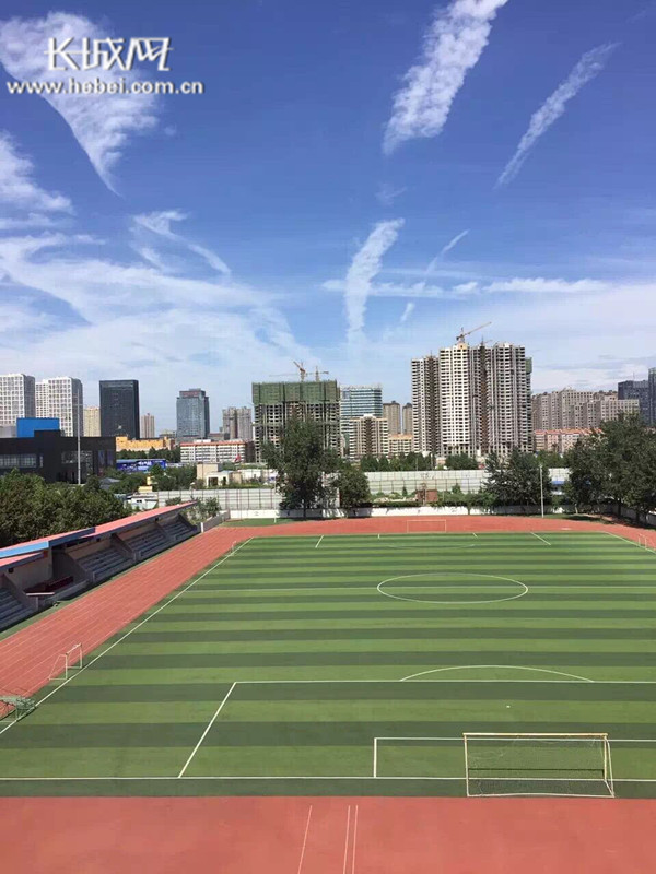 河北师范大学田家炳中学操场.