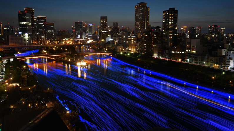 日本大阪河流约7万LED灯泡被点亮 浪漫蓝光点缀夜色