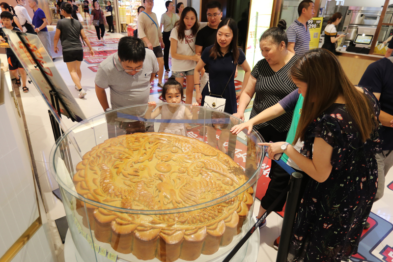 重庆现巨型"月饼王"