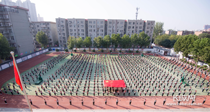 经过石家庄市7所学校的传递的国旗,再次在庄园小学冉冉升起