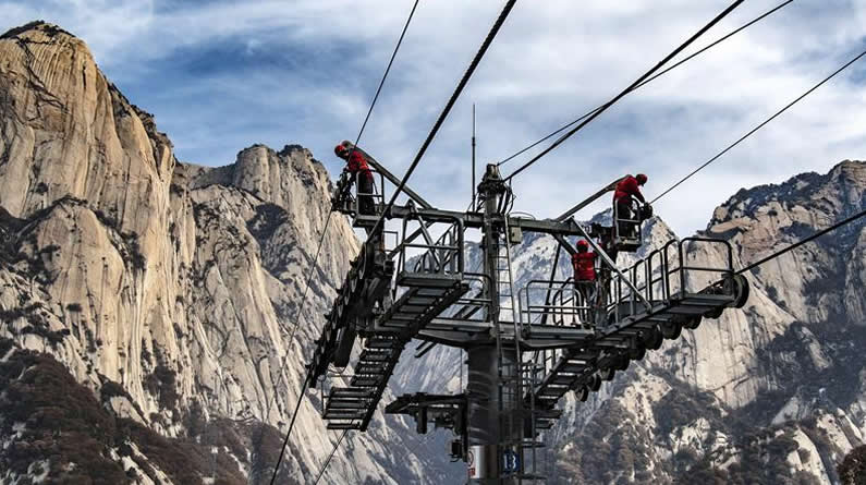 穿行云端峭壁 守护华山“天路”