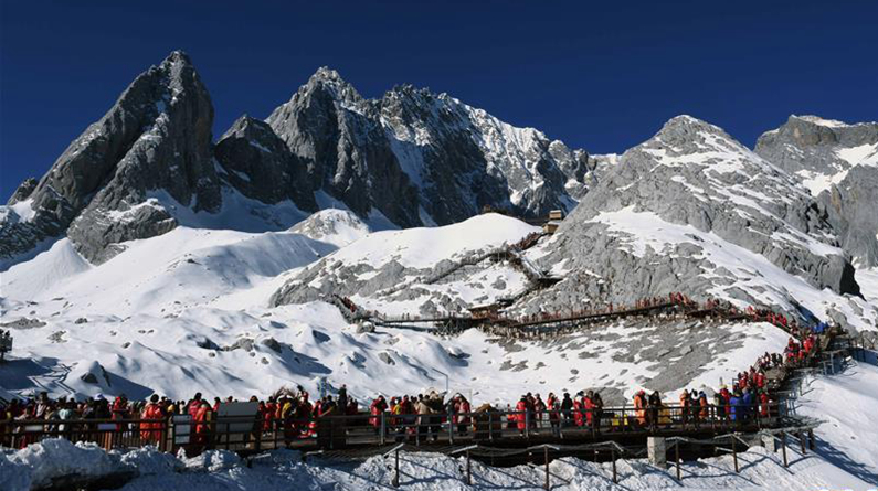 云南丽江：玉龙雪山景色壮美