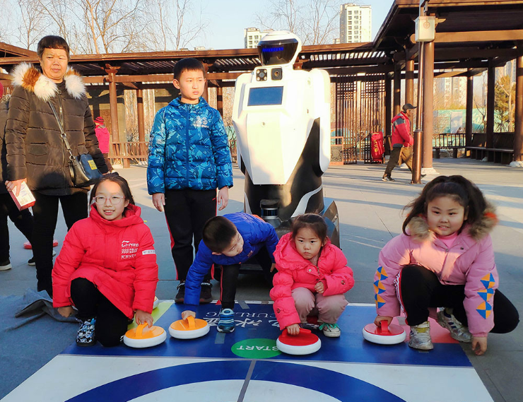 机器人小安来助阵 河北省首届冰雪运动会展示组推广活动走进廊坊人民公园、瑞丰公园