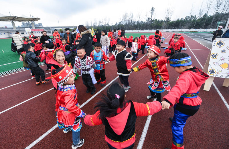 该幼儿园有一些孩子来自壮族,苗族,布依族等少数民族.