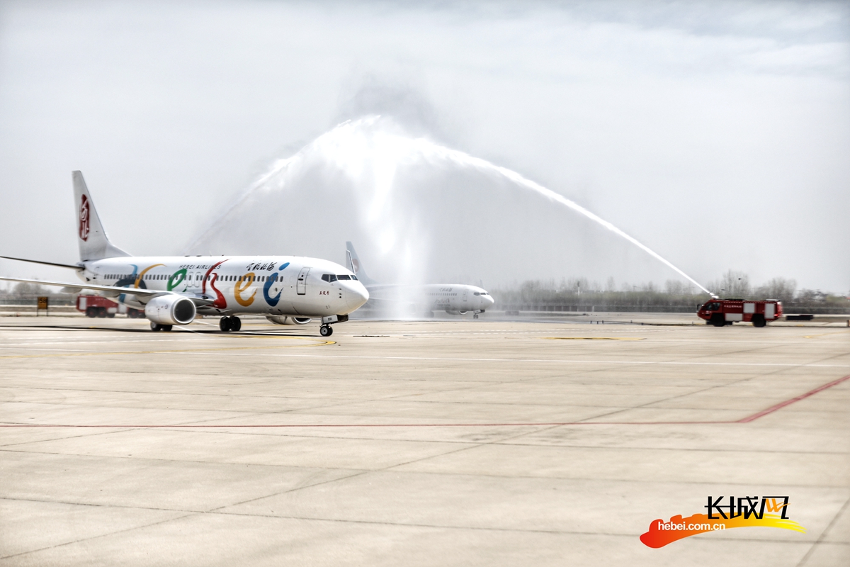 视频：东航MU5671航班“首达”青岛胶东国际机场 最高礼遇“过水门”迎接_青岛新闻_青岛大众网