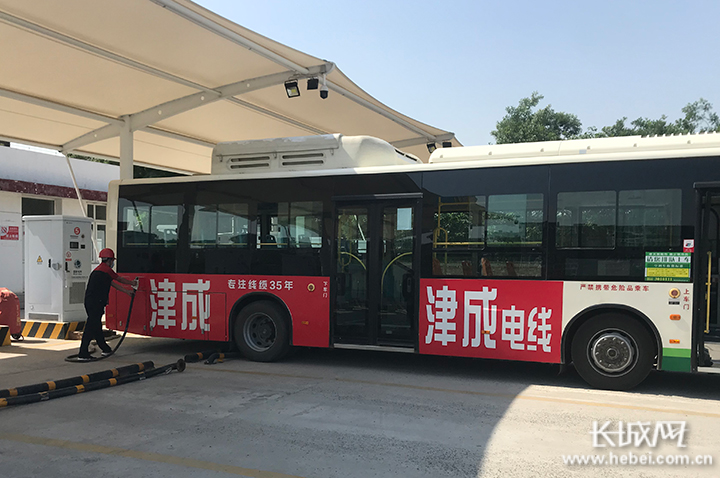 4月下旬,保定市公交总公司定制的70台新型纯电动公交车被运输到场.