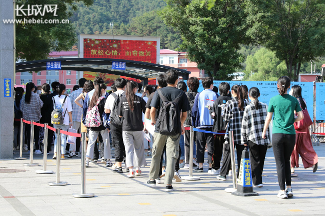 实习记者康鑫宇 刘思绮)2020年7月7日,高考拉开帷幕,考生们走进考场