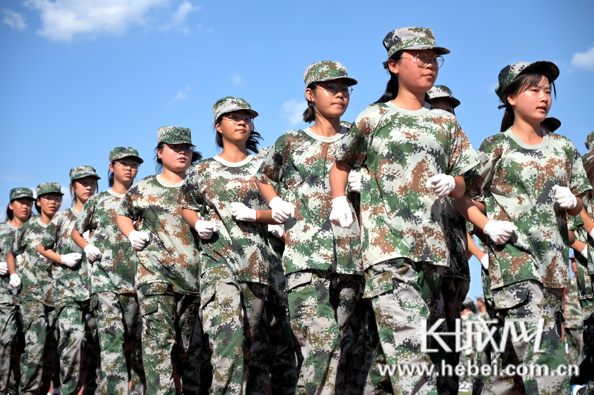 石家庄二中雄安校区·河北安新中学高一新生参加军训阅兵式.秦龙飞 摄