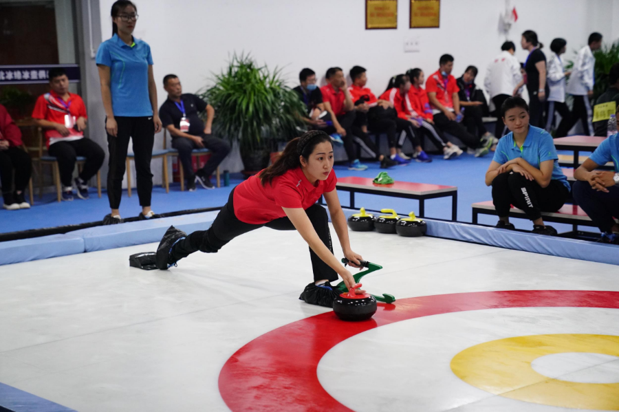 “掷冰壶，享快乐” 2020年河北省冰雪联赛西部赛区陆地冰壶项目在石收官